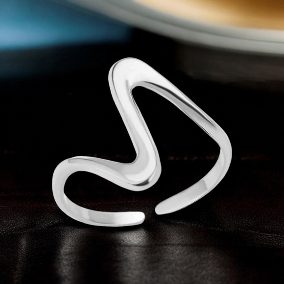 🆕️18K Gold Plated Adjustable Wavy Dainty Minimalist Ring - Fits Sizes 6-9 ✨ - Picture 3 of 12